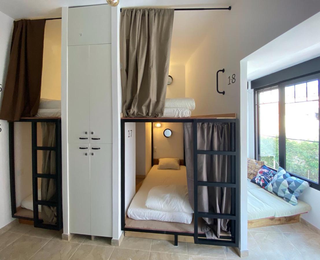 Hostel Numero Trece - Free Towels, Coffee & Tea, Remote Check-In (Adults Only) อาลิกันเต ภายนอก รูปภาพ
